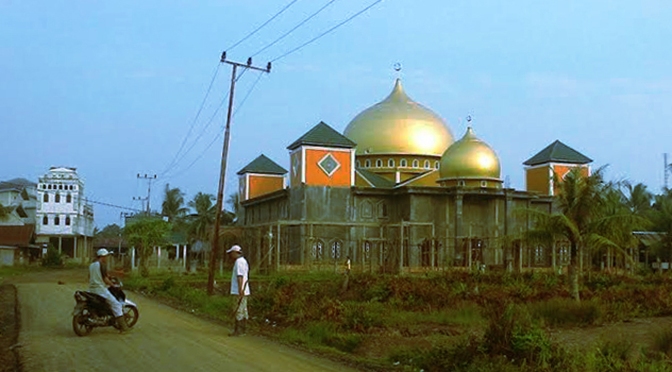 Desa ini memiliki Masjid mirip Masjid Kubah Emas Depok